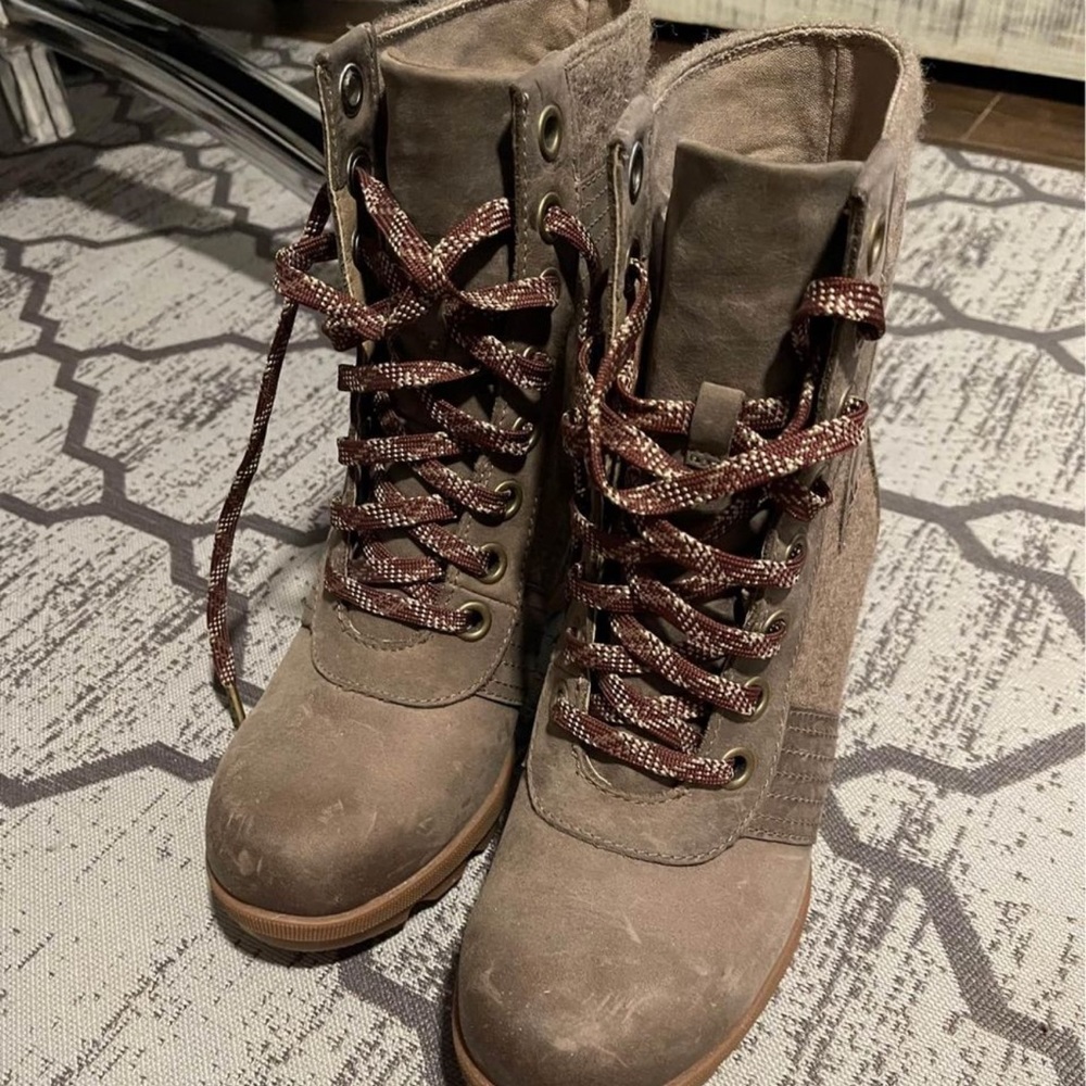Sorel boots, size 8, never worn
